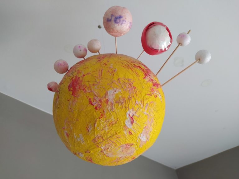 Elaborar maquetes del sistema de l'estrella Trappist i imaginar els seus exoplanetes ha activat la creativitat de les nenes i nens.