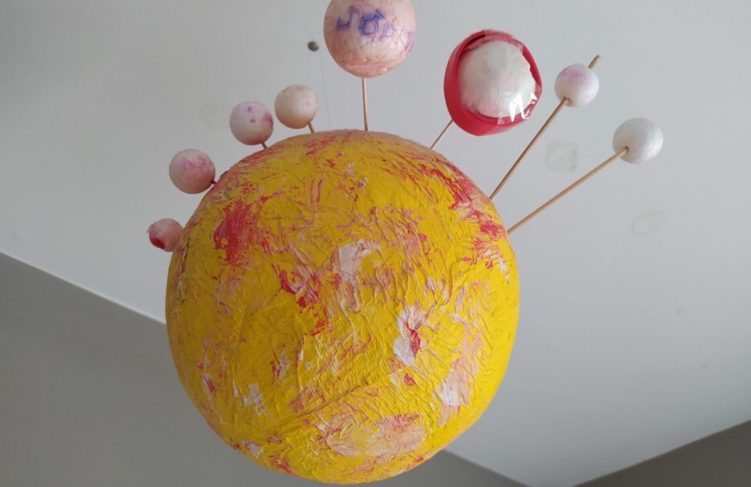 Elaborar maquetes del sistema de l'estrella Trappist i imaginar els seus exoplanetes ha activat la creativitat de les nenes i nens.