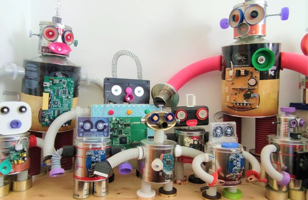 Los robots de Joan Hidalgo están hechos íntegramente con materiales reciclados. | Habilis
