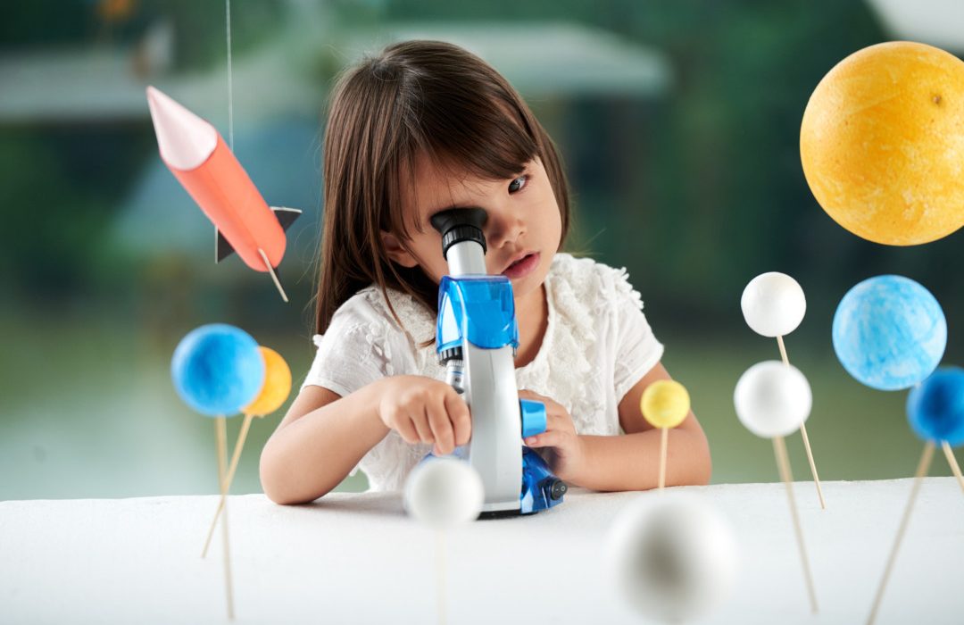 Los juguetes STEAM fomentan el interés por la ciencia y la tecnología. | Getty Images © Dragoimages