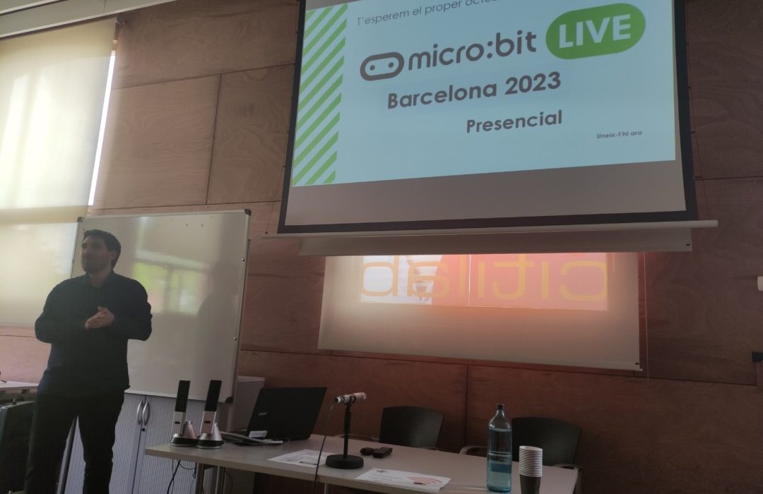 Roger Olivella durant la presentació de la traducció al català de la Micro:Bit al CitiLab. | Habilis