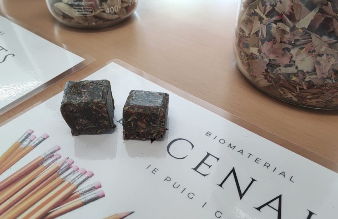 Una de les tesel·les per fer el mosaic romà s'ha fet amb un material biodegradable fet amb punta de llapis inventat pels alumnes.